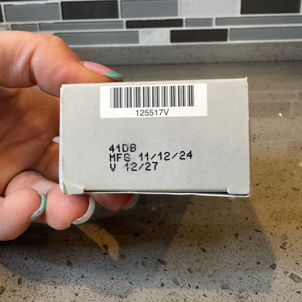 ARTISTRY - Vitamin C + HA3 Daily Serum .40 Oz - Picture 5 of 6